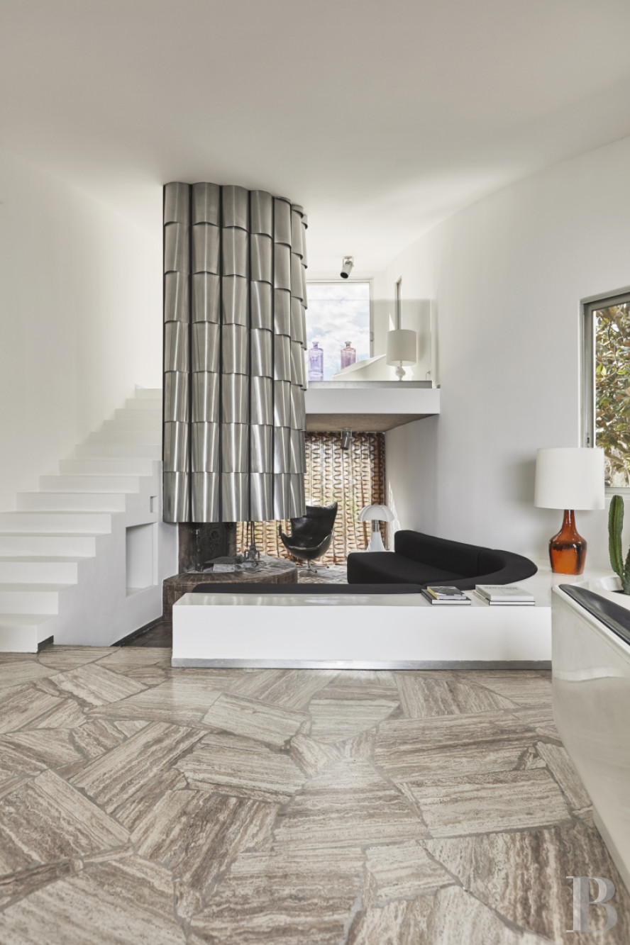 An architect-designed villa built in the 1970s near Arles, in Bouches-du-Rhône - photo  n°6